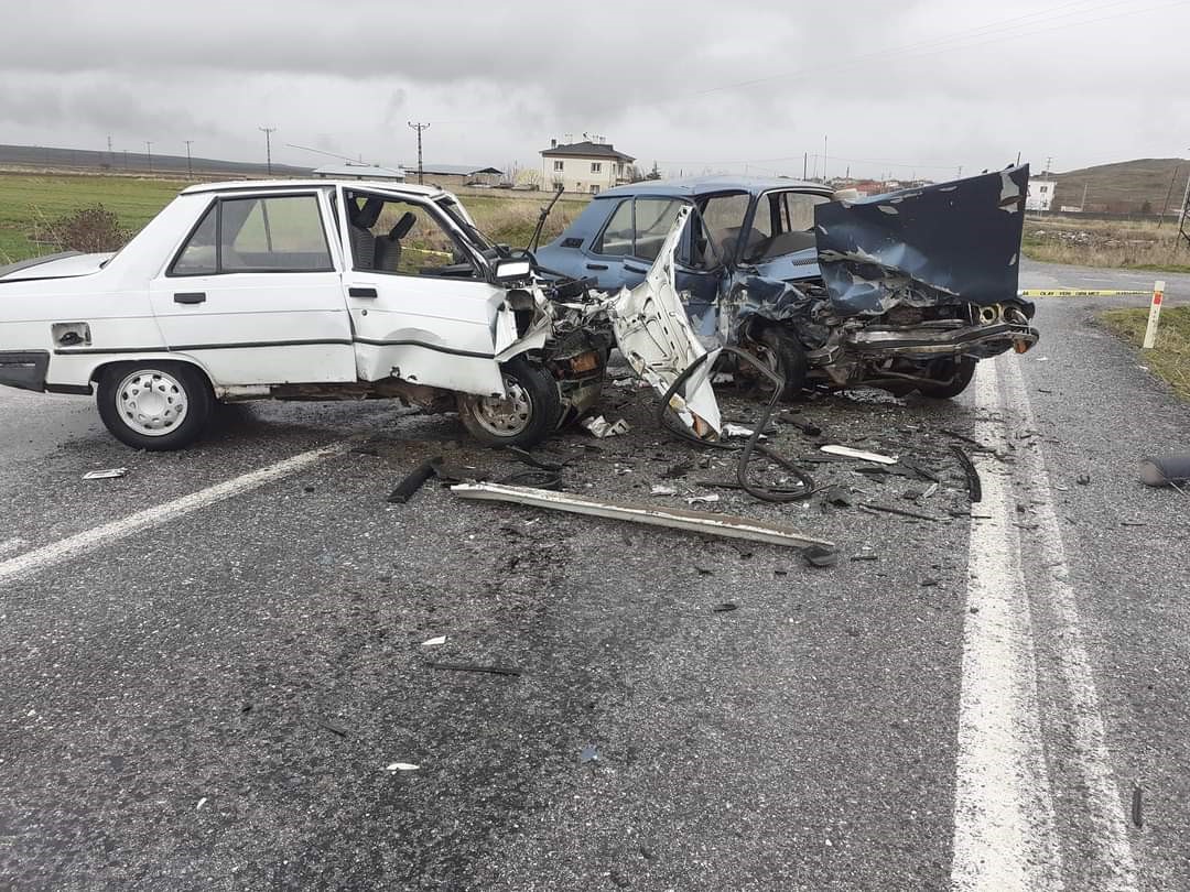 KAYSERİ’NİN DEVELİ İLÇESİNDE 2 OTOMOBİLİN KAFA KAFAYA ÇARPIŞTIĞI TRAFİK KAZASINDA