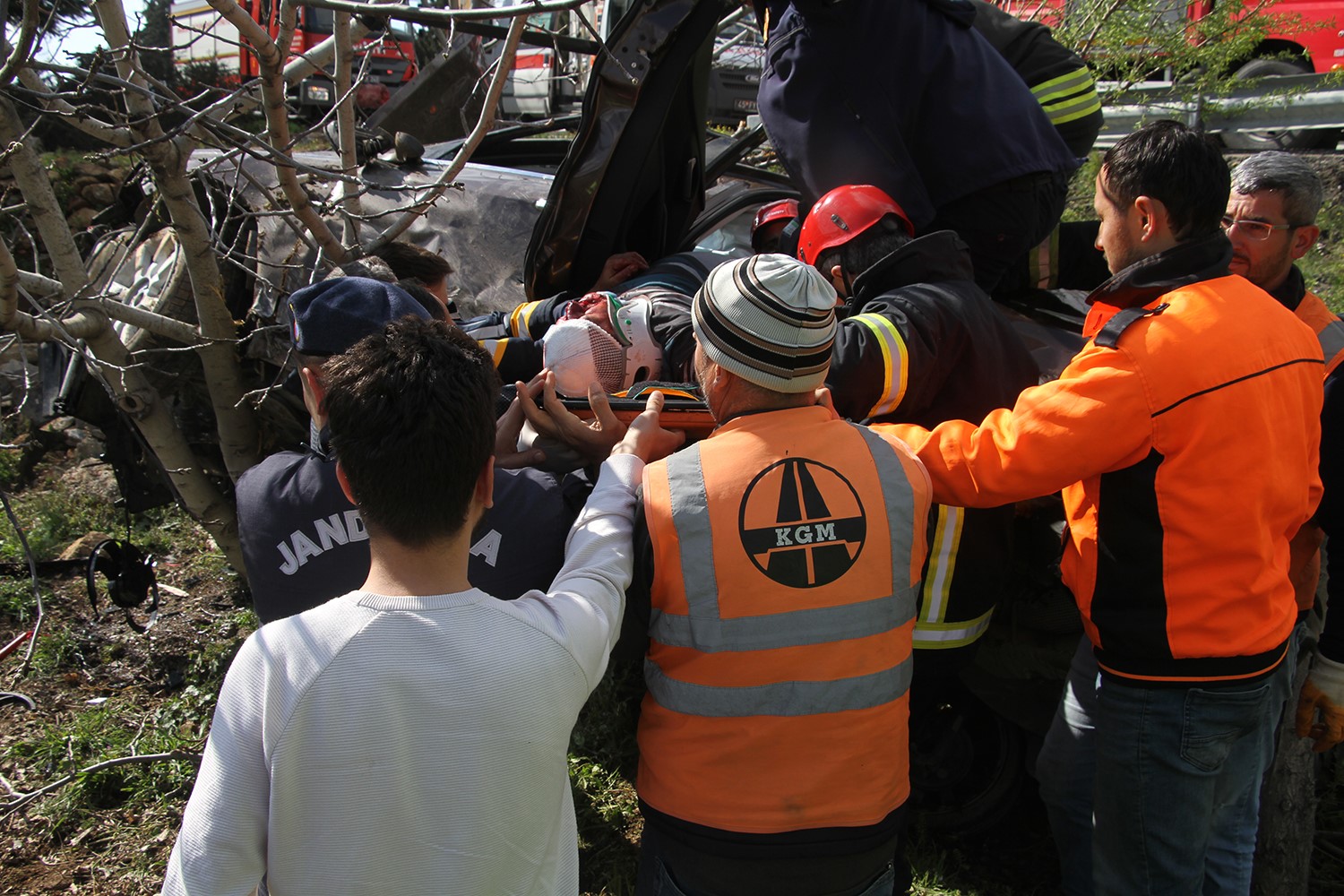 MANİSA'NIN KULA İLÇESİNDE SEYİR HALİNDEYKEN KONTROLDEN ÇIKAN OTOMOBİL BARİYERLERİ AŞARAK