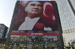 Seyrantepe’de bulunan Cumhuriyet Halk Partisi (CHP) İstanbul İl Başkanlığı binasına