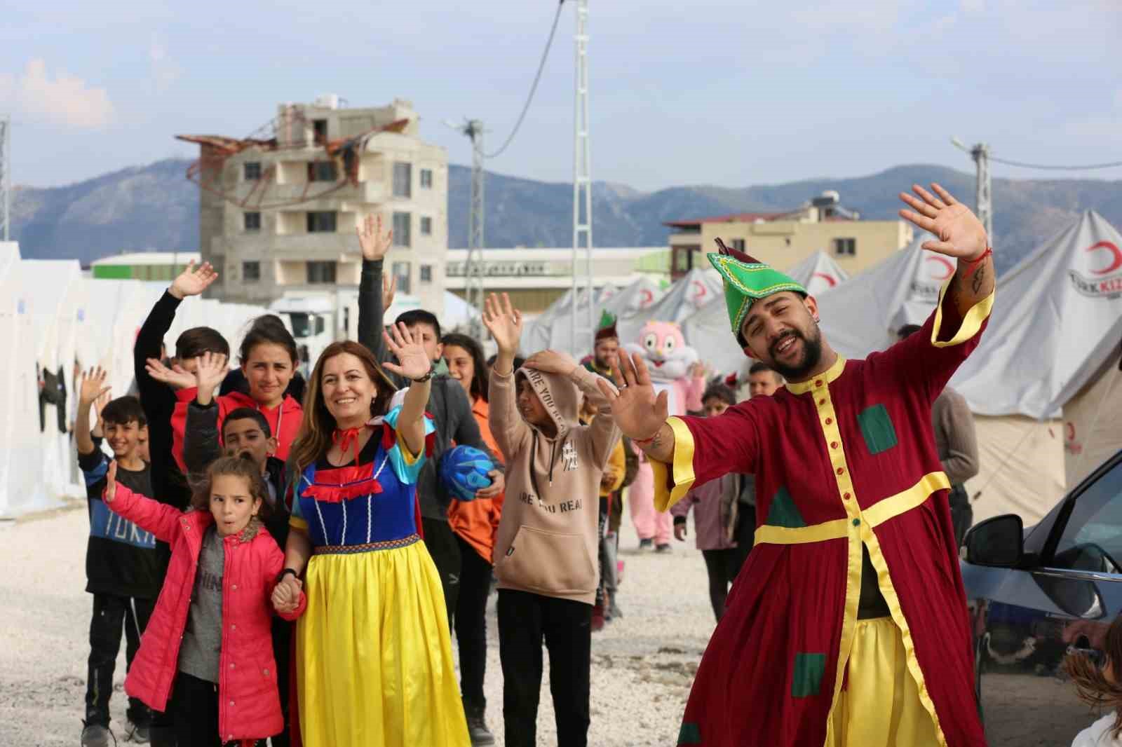 KOCAELİ BÜYÜKŞEHİR BELEDİYESİ’NİN HATAY’DA İNŞA ETTİĞİ ÇADIR KENTTE ÇİFTE BAYRAM