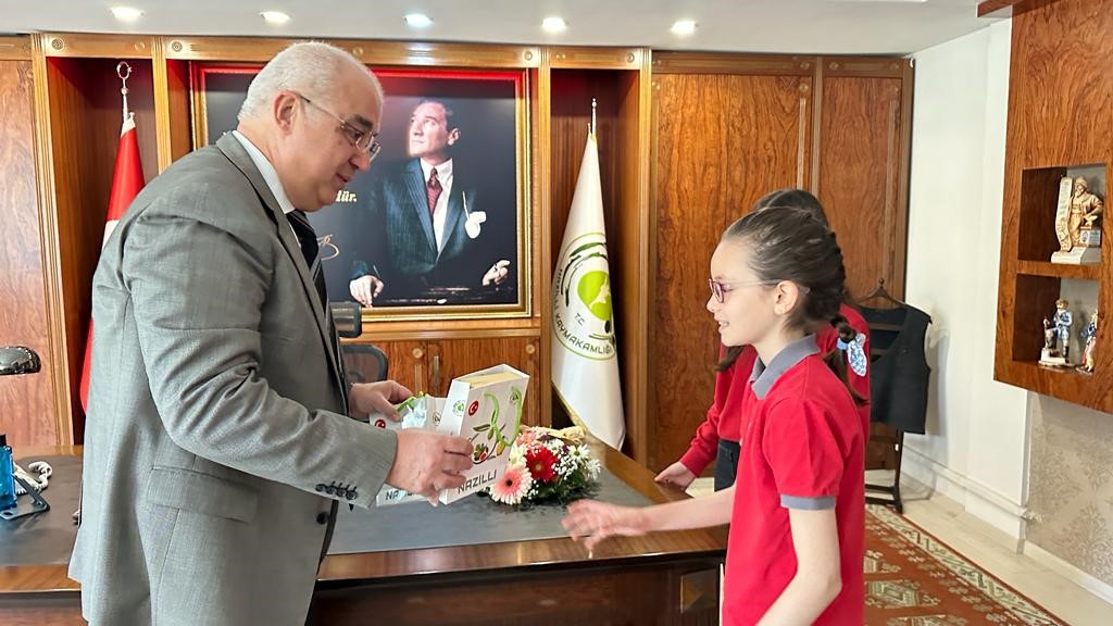 23 NİSAN’DA KOLTUĞU DEVRALAN ÖĞRENCİ MİLLİ EĞİTİM MÜDÜRÜ’NÜ TERLETTİ
