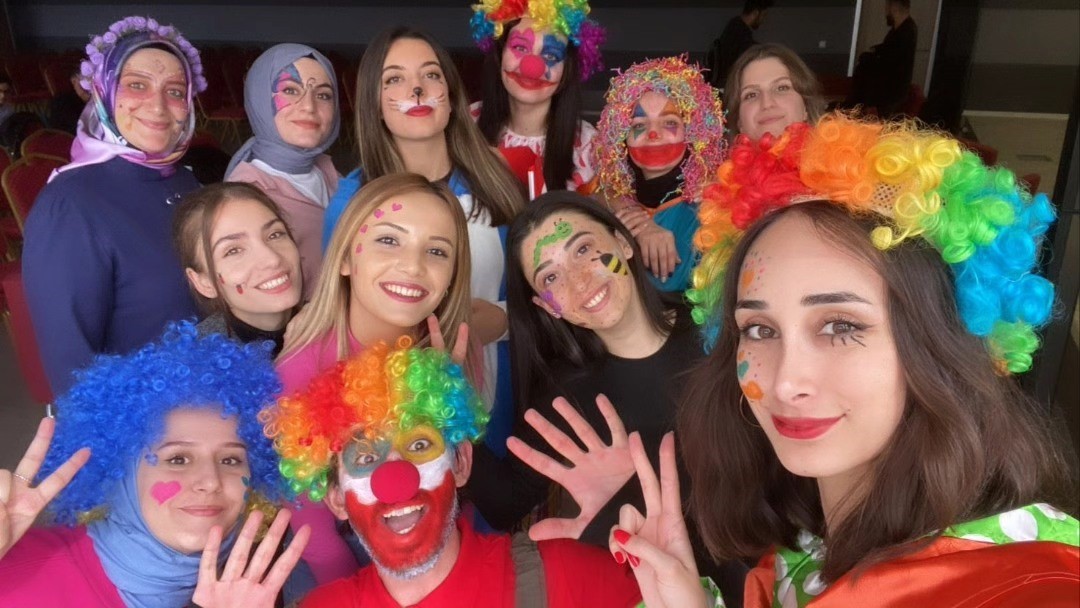 ERZİNCAN’DA ÜNİVERSİTELİ BİR GRUP GENÇ, PALYAÇO KOSTÜMÜYLE GİRDİKLERİ MENGÜCEK GAZİ
