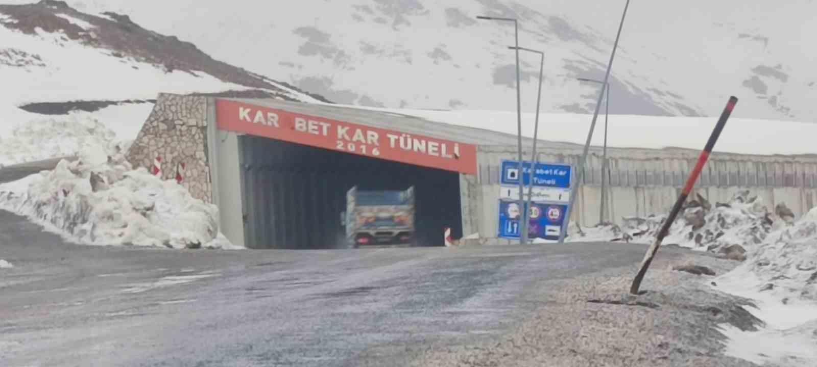 VAN-BAHÇESARAY KARAYOLU ÜZERİNDE BULUNAN 3 RAKIMLI KARABET GEÇİDİ'NDE ETKİLİ OLAN