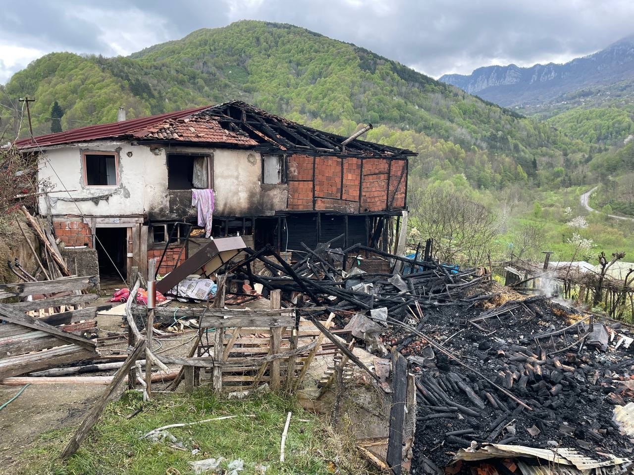 BARTIN’IN KURUCAŞİLE İLÇESİNDE GECE SAATLERİNDE ÇIKAN YANGINDA 3 EV YANARAK
