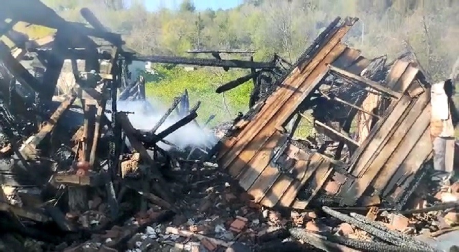 KASTAMONU’NUN CİDE İLÇESİNDE 3 KATLI EVDE ÇIKAN YANGINDA 1 KİŞİ