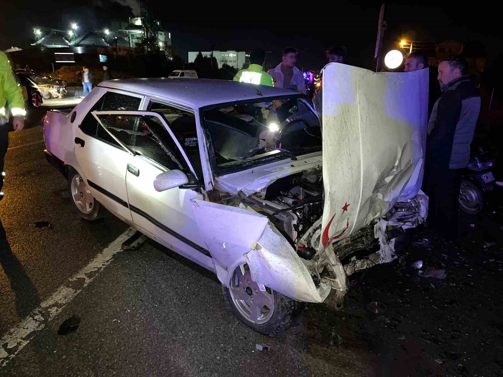 SAKARYA’NIN HENDEK İLÇESİNDE 3 OTOMOBİL VE 1 SERVİS MİNİBÜSÜNÜN KARIŞTIĞI