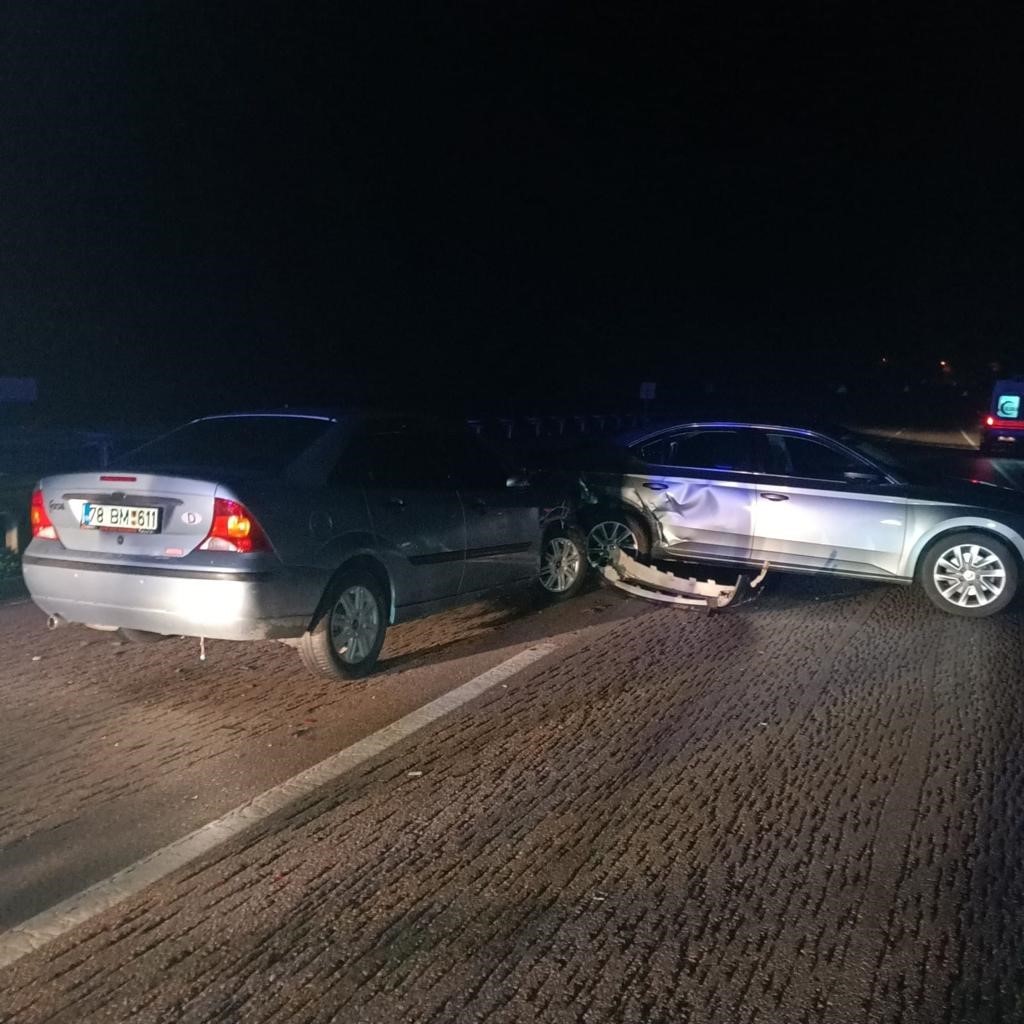 KARABÜK'ÜN ESKİPAZAR İLÇESİNDE 4 ARACIN KARIŞTIĞI ZİNCİRLEME TRAFİK KAZASINDA MADDİ