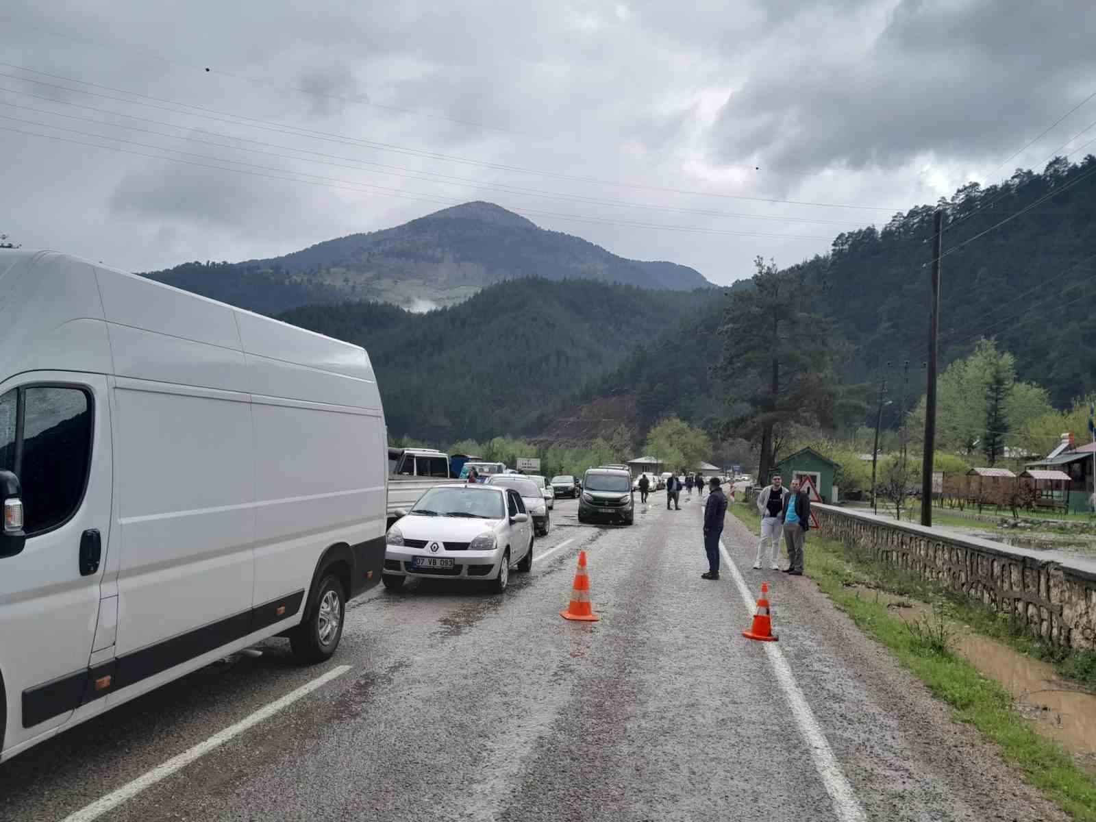 ADANA’DA 2 HAFTA ÖNCE YAMAÇTAN KOPAN KAYALARIN OTOMOBİLE DÜŞMESİ SONUCU