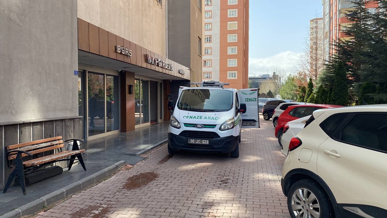 KAYSERİ'NİN KOCASİNAN İLÇESİNDE 43 YAŞINDAKİ KADIN, YATAK ODASININ EBEVEYN BANYOSUNDA