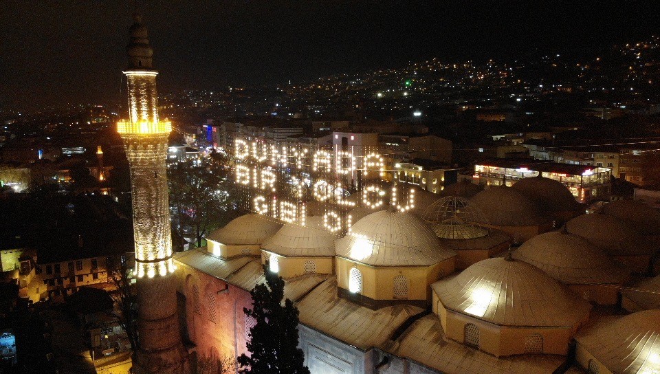 624 YILLIK ULU CAMİ'YE ASILAN RAMAZAN MAHYASI DEĞİŞTİRİLDİ