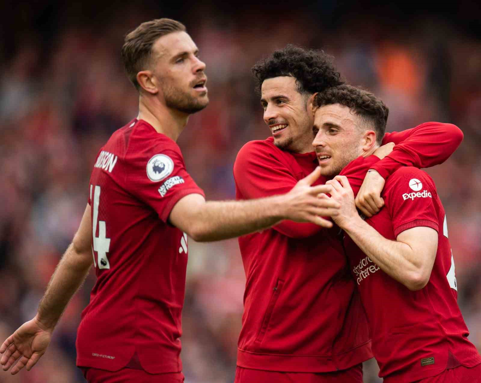 İNGİLTERE PREMİER LİG'DE ZİRVE YARIŞINDAN UZAK KALAN LİVERPOOL, SON HAFTALARDA