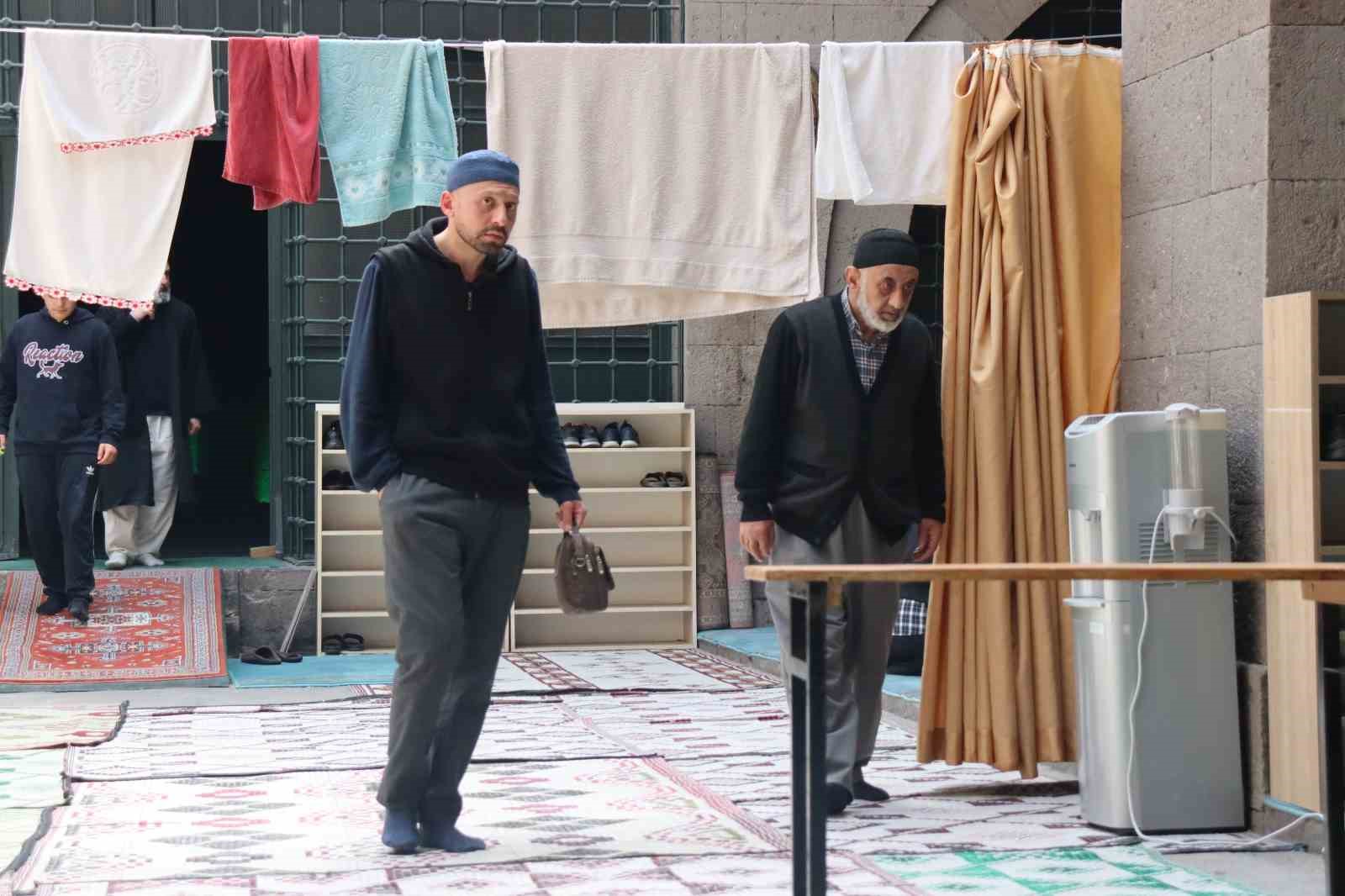 KAYSERİ'DE 80 KİŞİ, 774 YILLIK MEDRESE İTİKAFA GİREREK KADİR GECESİNİ