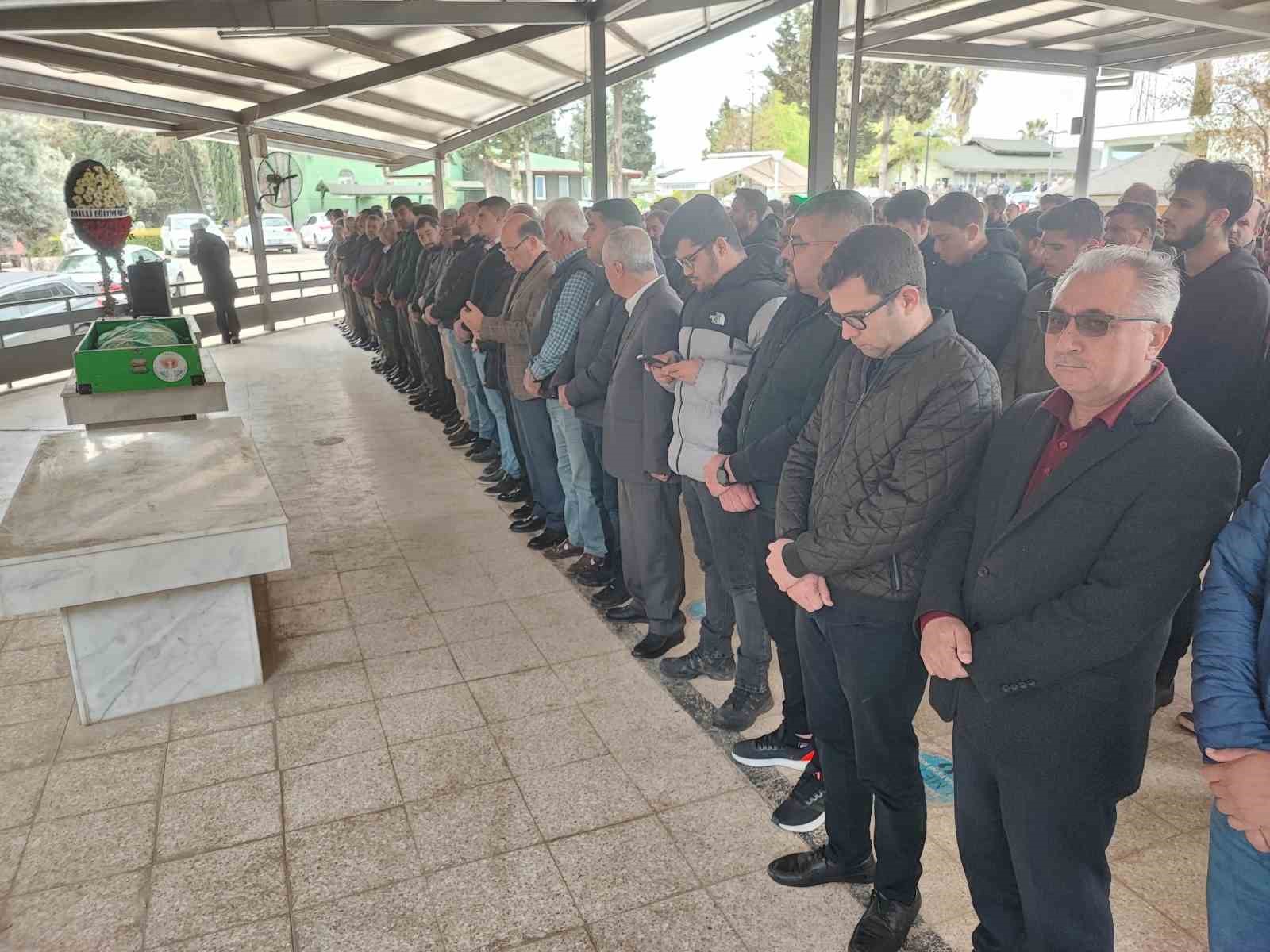 ADANA’NIN SAİMBEYLİ İLÇESİNDE OTOMOBİLİN ÜZERİNE KAYA DÜŞMESİ SONUCU 4 ARKADAŞIYLA