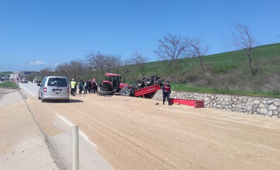 Bandırma’da buğday yüklü traktör kamyon ile çarpıştı, traktör sürücüsü ağır