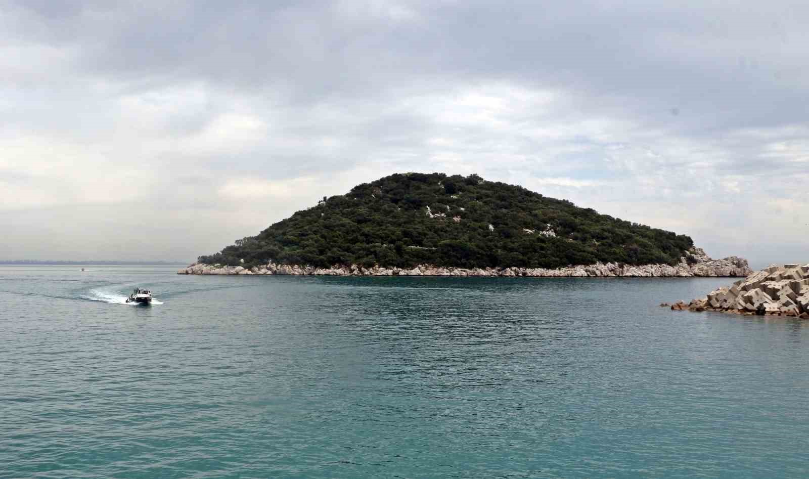 ANTALYA SIÇAN ADASI’NDAKİ KAYALIKLARIN DENİZLE BULUŞTUĞU NOKTADA BULUNAN KADIN CESEDİNİN