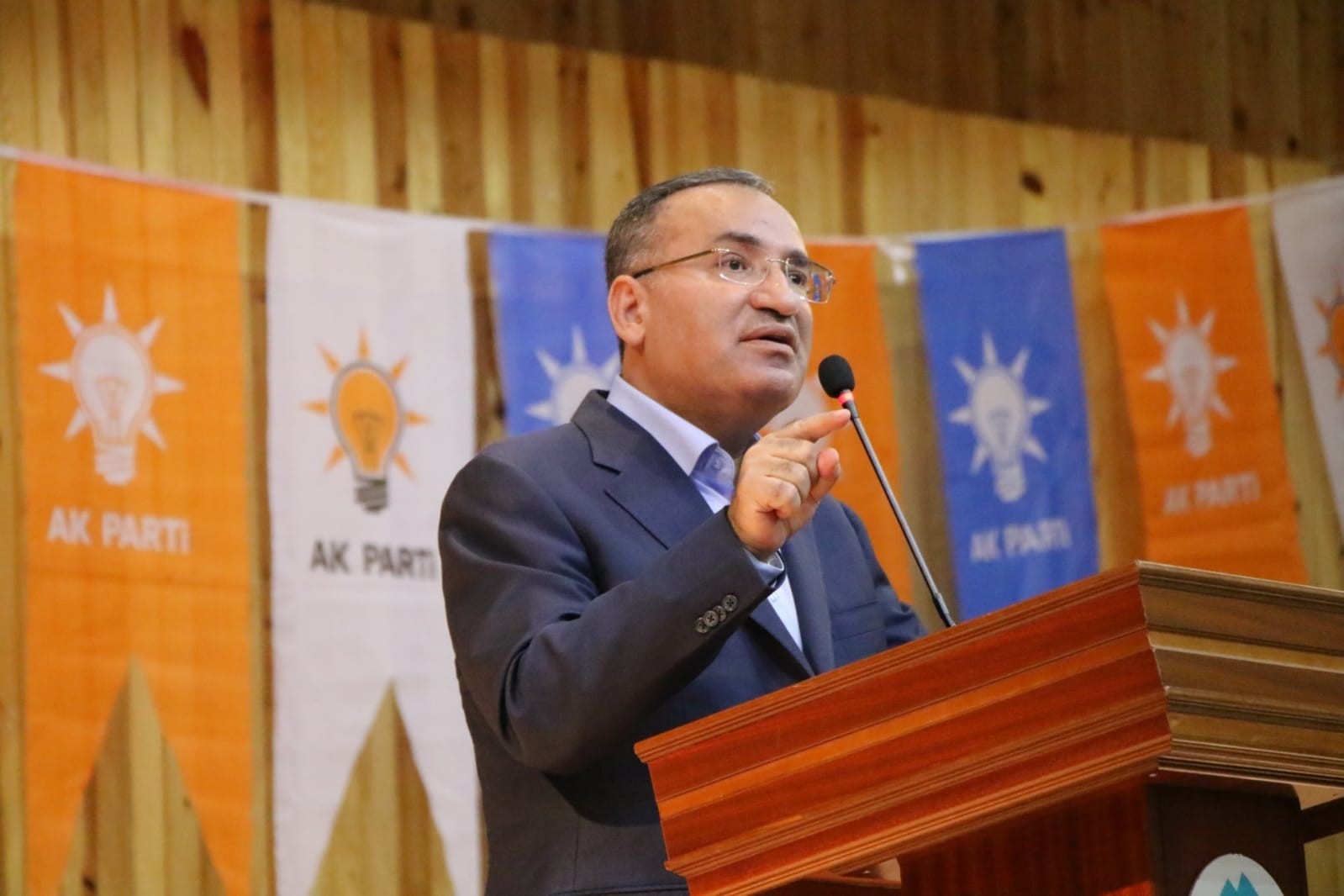 ADALET BAKANI BEKİR BOZDAĞ, İNGİLİZ THE GUARDİAN GAZETESİ DIŞ POLİTİKALAR