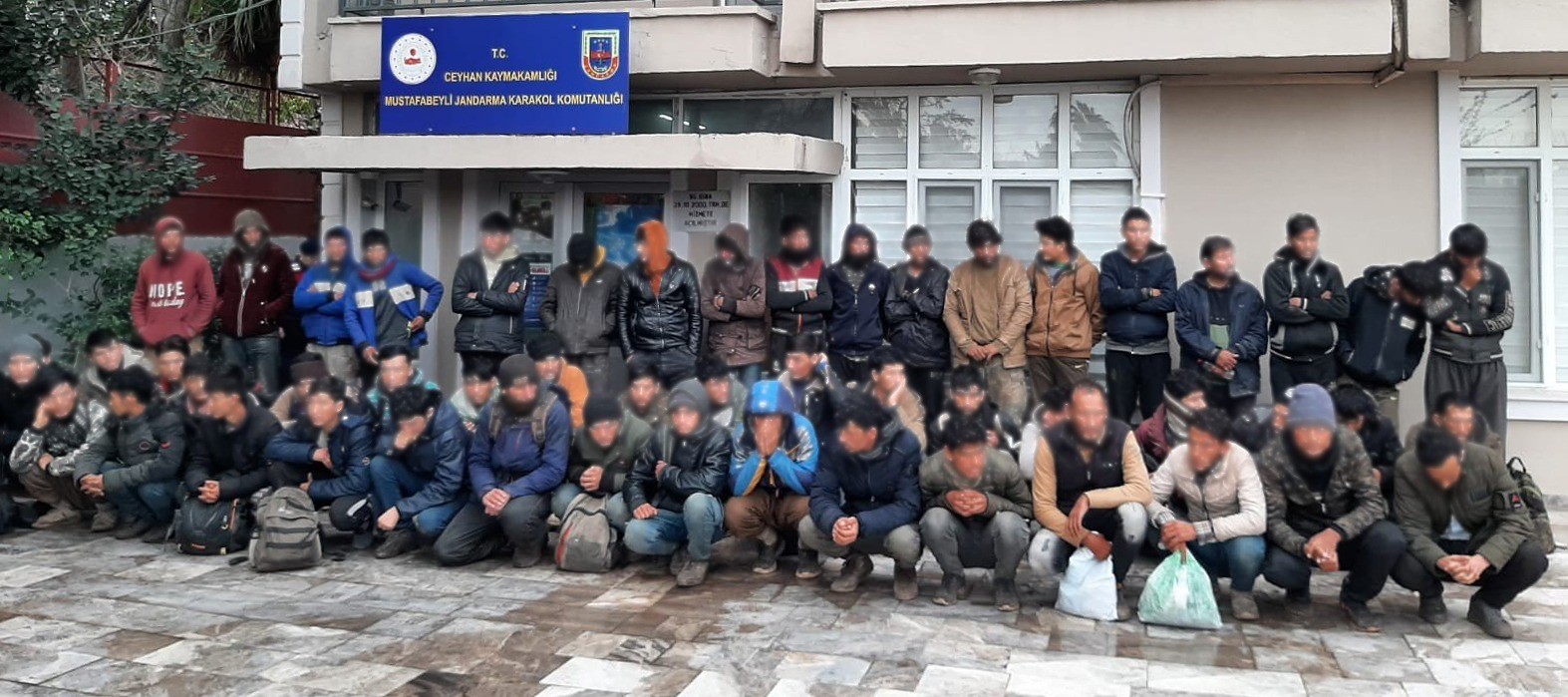 ADANA'DA 59 DÜZENSİZ GÖÇMEN YAKALANDI.