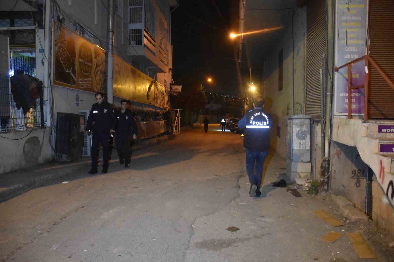ADANA'DA BİR DÜĞÜNDE İKİ GRUP ARASI ÇIKAN BIÇAKLI KAVGADA 10