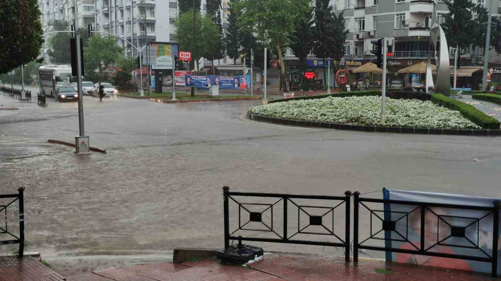 ADANA’DA KUVVETLİ YAĞIŞ VE DOLU SELE NEDEN OLDU.