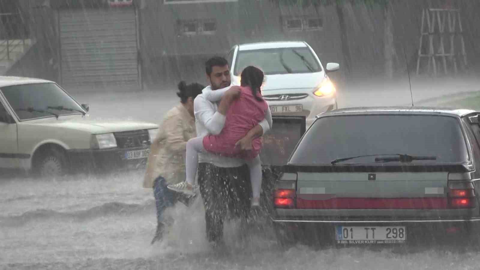 ADANA’DA GÜNDÜZ SAATLERİNDE ETKİLİ OLAN DOLU YERİNİ SAĞANAK YAĞIŞA BIRAKTI.