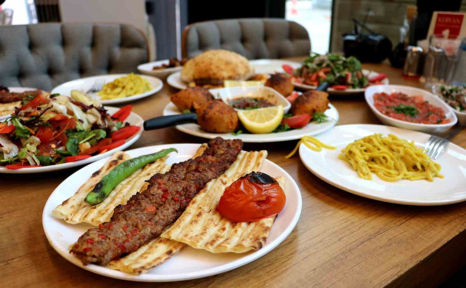 ADANA’DA BİR KEBAPÇI, KEBABIN YANINDA YÖRESEL YEMEKLERİ DE SUNMAYA BAŞLADI.