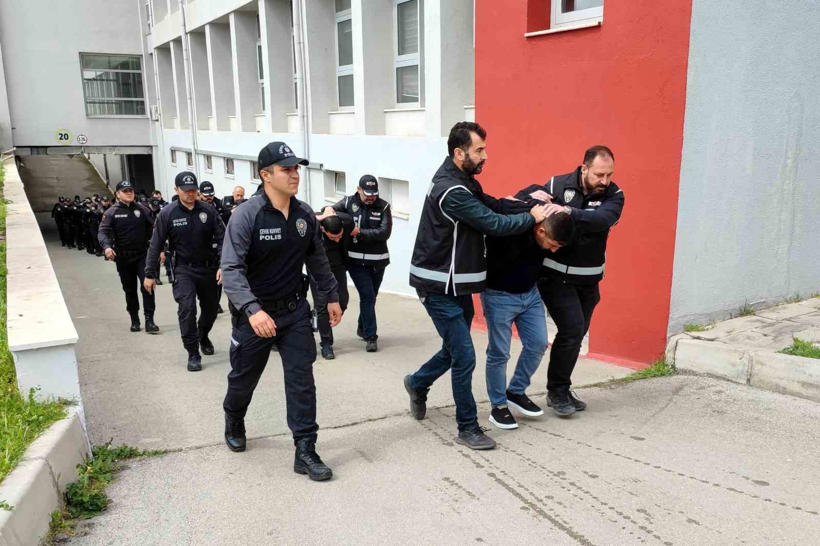 ADANA POLİSİNİN “SARILAR” OLARAK BİLİNEN ÇETEYE YÖNELİK YAPTIĞI OPERASYONDA GÖZALTINA