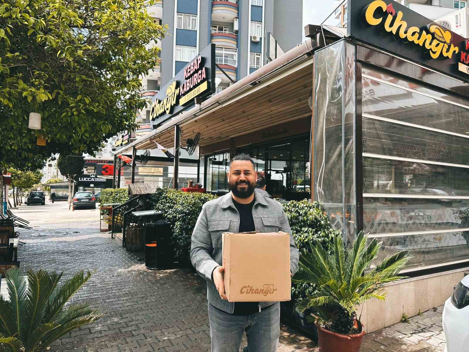 ADANA’DA KEBAPÇILIK YAPAN CİHANGİR KORKMAZ, BİN DEPREMZEDEYE RAMAZAN KOLİSİ DAĞITTI.