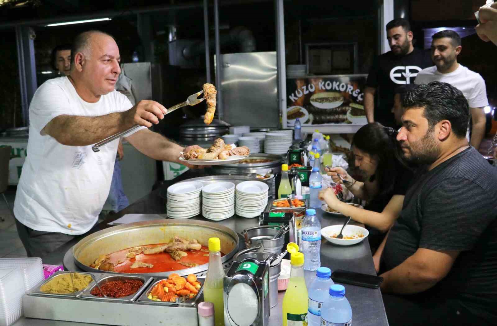 ADANA’DA VATANDAŞLAR İFTAR SONRASI BAŞTA TATLI VE ŞIRDAN DOLMASI OLMAK
