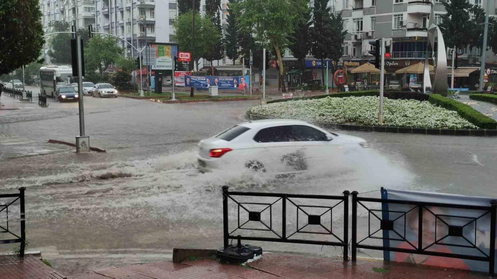 ADANA’NIN MERKEZİNDE DÜN ETKİLİ OLAN SAĞANAK YAĞIŞ VE DOLUNUN TARIM