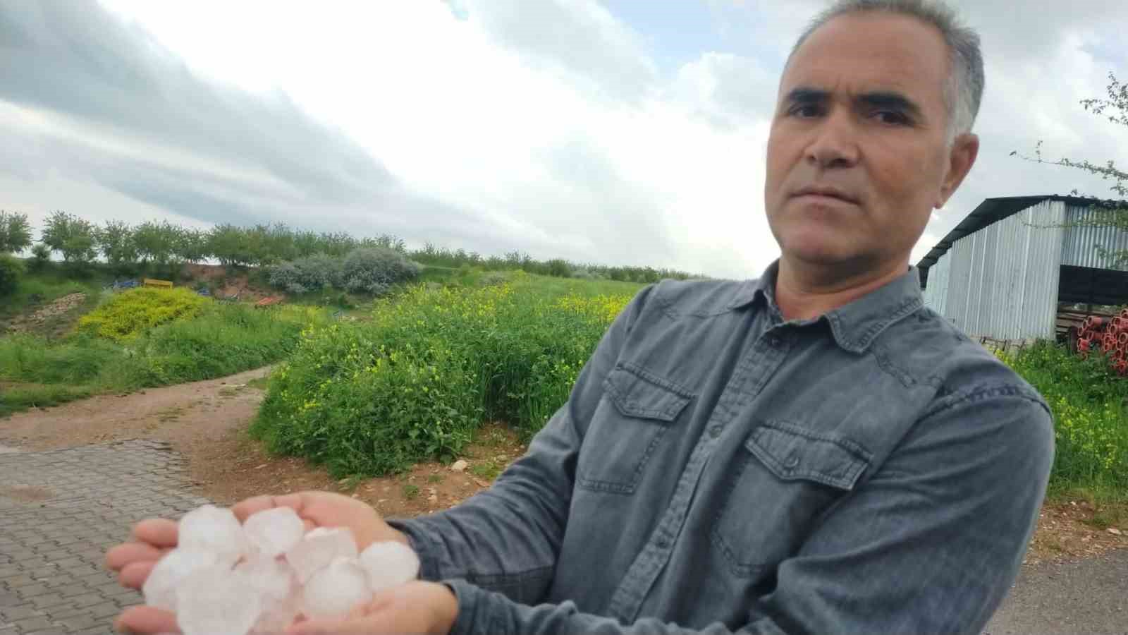 ADIYAMAN’DA YAĞAN CEVİZ BÜYÜKLÜĞÜNDE YAĞAN DOLU, ARAÇLARIN CAMLARINI PATLATTI, EKİNLERE