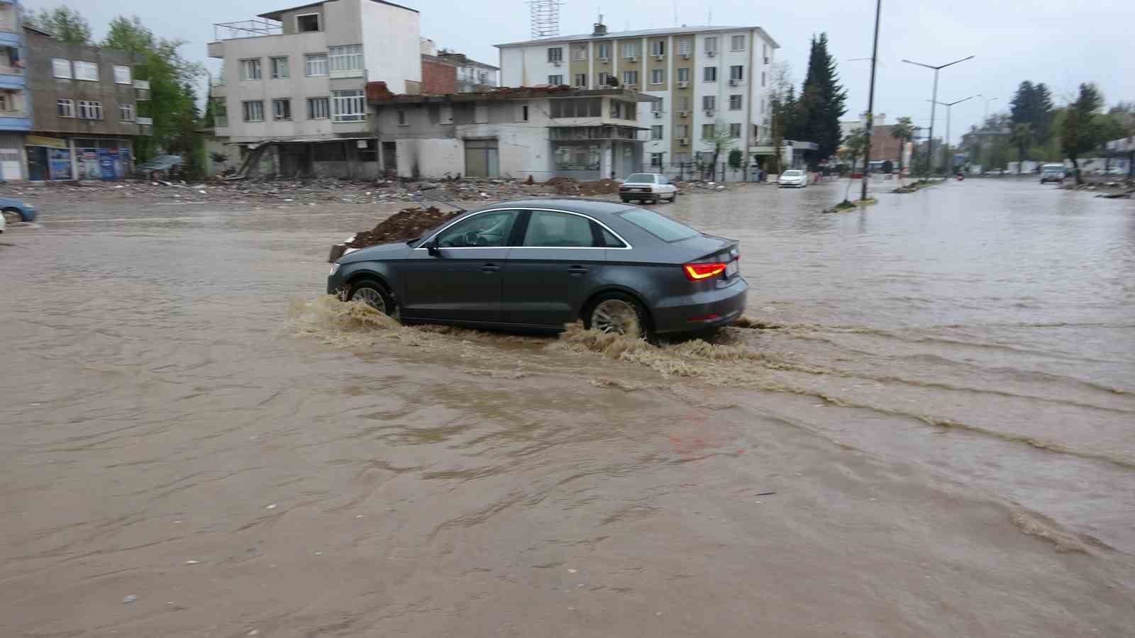 YIKICI DEPREMİN YAŞANDIĞI ADIYAMAN’DA ANİDEN BASTIRAN YAĞMUR VE DOLU YAĞIŞIYLA
