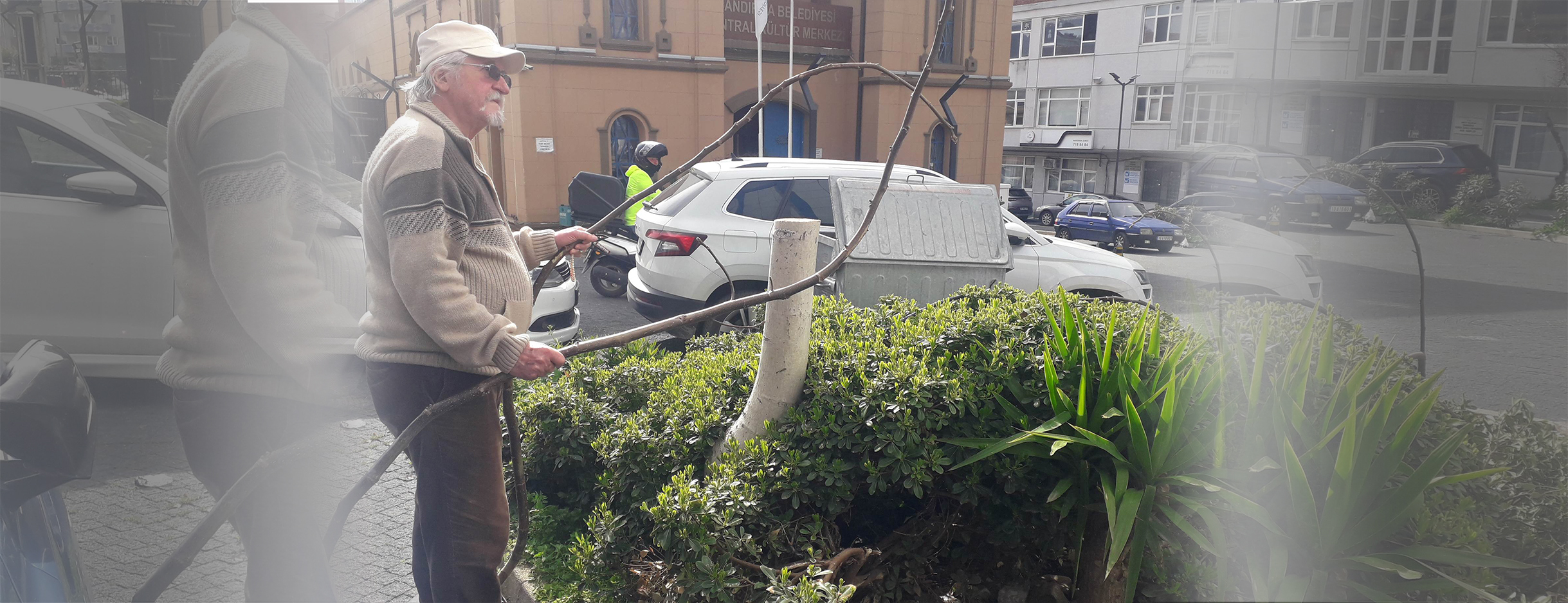 Tarihi elektrik santralı (Bandırma Santral Kültür Merkezi) önlerinde bir çiçeklik