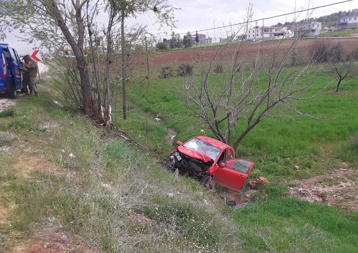 ADIYAMAN'IN GÖLBAŞI İLÇESİNDE OTOMOBİLİN AĞACA ÇARPTIKTAN SONRA ŞARAMPOLE YUVARLANMASI SONUCU