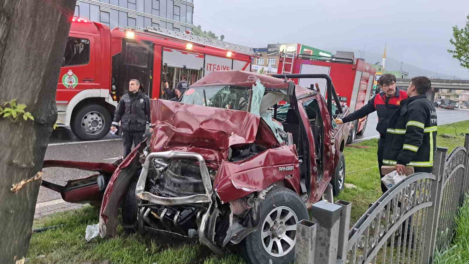 SAMSUN'DA AĞACA ÇARPARAK HURDAYA DÖNEN PİKAPTA BULUNAN 2 KİŞİ KAZAYI