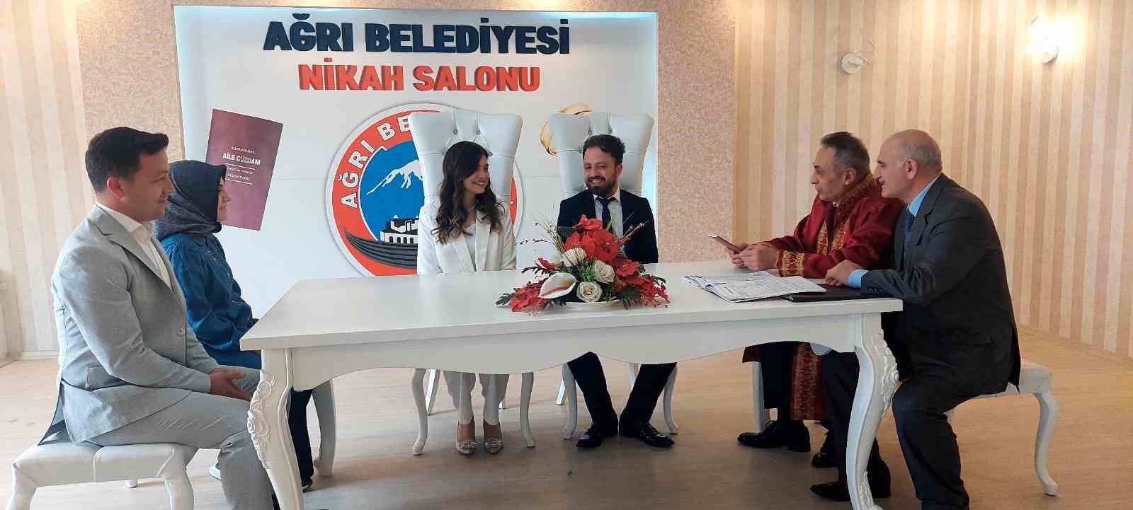 AĞRI BELEDİYE BAŞKANI METİN KARADOĞAN, ELEŞKİRT İLÇESİNDE GÖREV YAPAN GENÇ