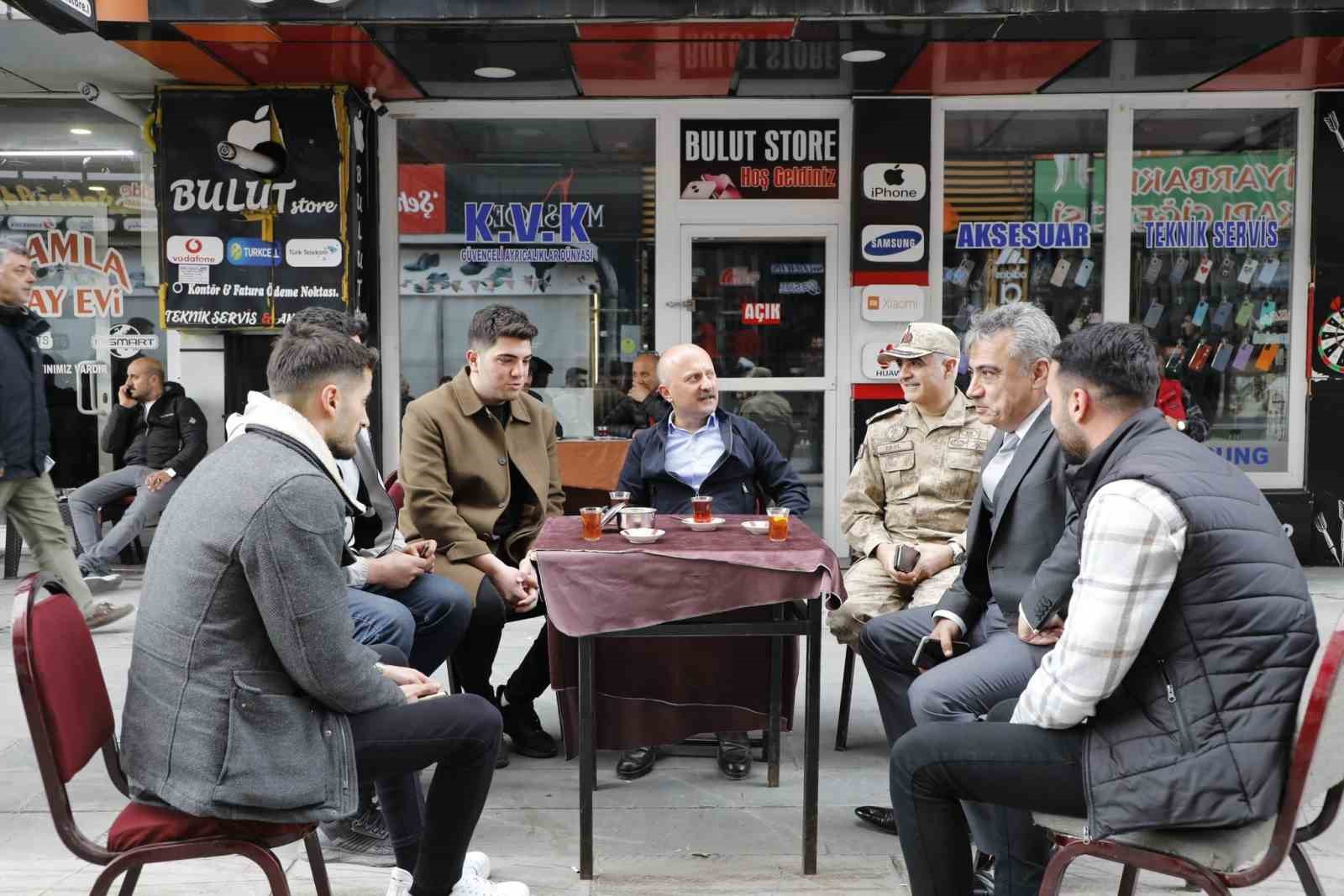AĞRI VALİSİ DR. OSMAN VAROL, KENTTEKİ ESNAF VE VATANDAŞLARLA BİR