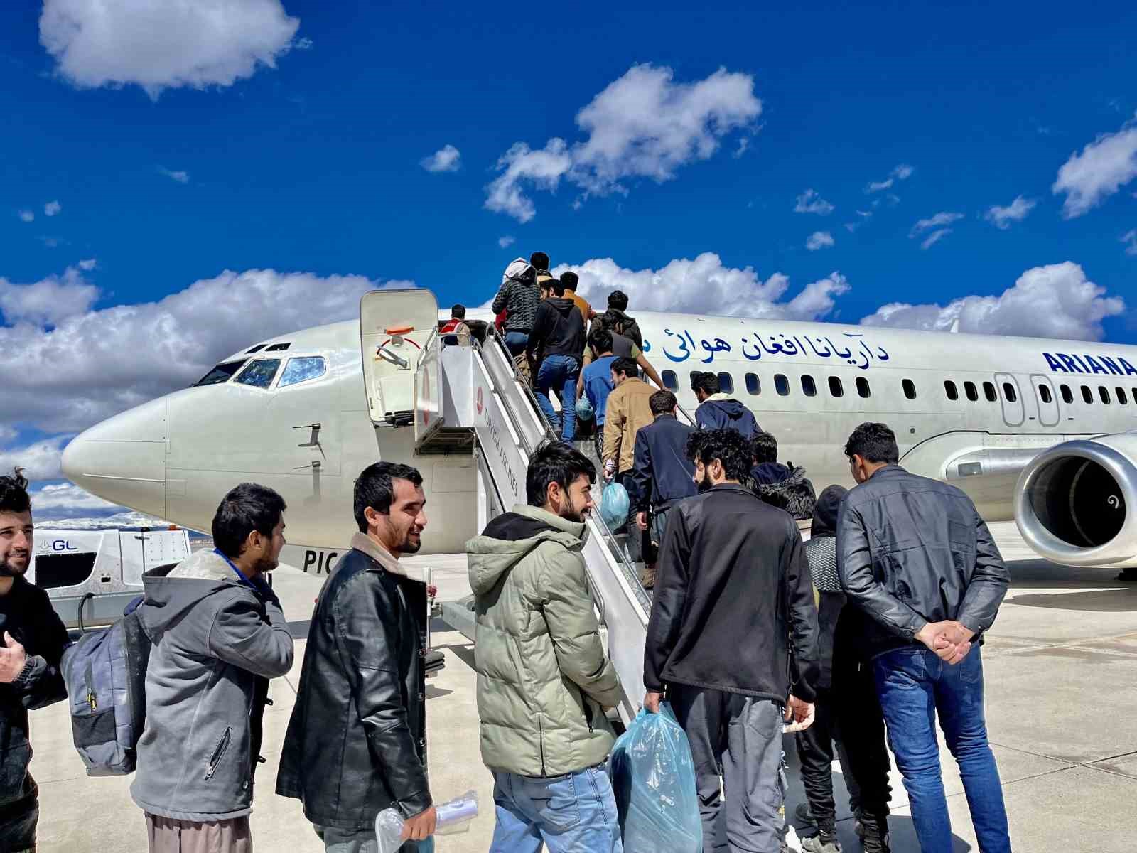AĞRI'DA 138 AFGAN GÖÇMEN SINIR DIŞI EDİLDİ