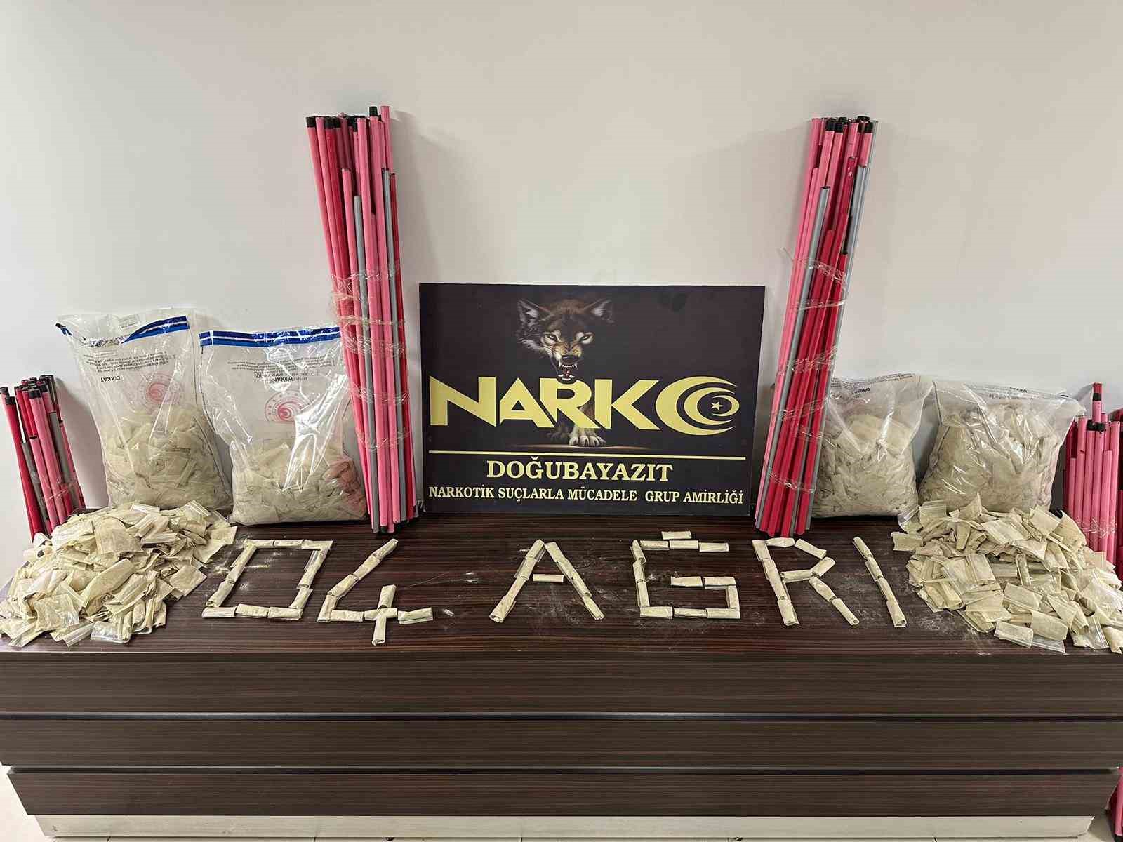 AĞRI’DA TEMİZLİK PASPASLARININ SAPLARI İÇİNE GİZLENMİŞ 34 KİLO 150 GRAM