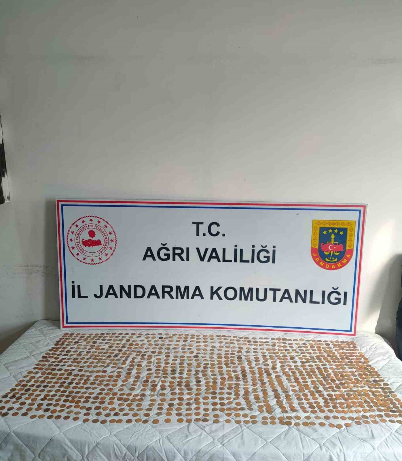 AĞRI’DA DURDURULAN TIRDA 1245 ALTIN SİKKE ELE GEÇİRİLDİ