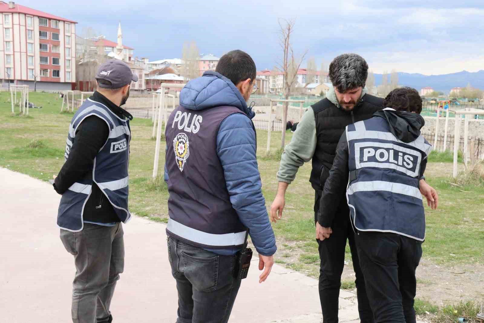 AĞRI’DA EMNİYET EKİPLERİNİN DÜZENLEDİĞİ “HUZURLU SOKAKLAR” UYGULAMASINDA 2 SÜRÜCÜYE MUAYENESİZ
