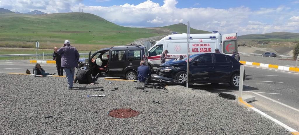 AĞRI’NIN HAMUR İLÇESİNDE İKİ ARACIN ÇARPIŞMASI SONUCU MEYDANA GELEN KAZADA,