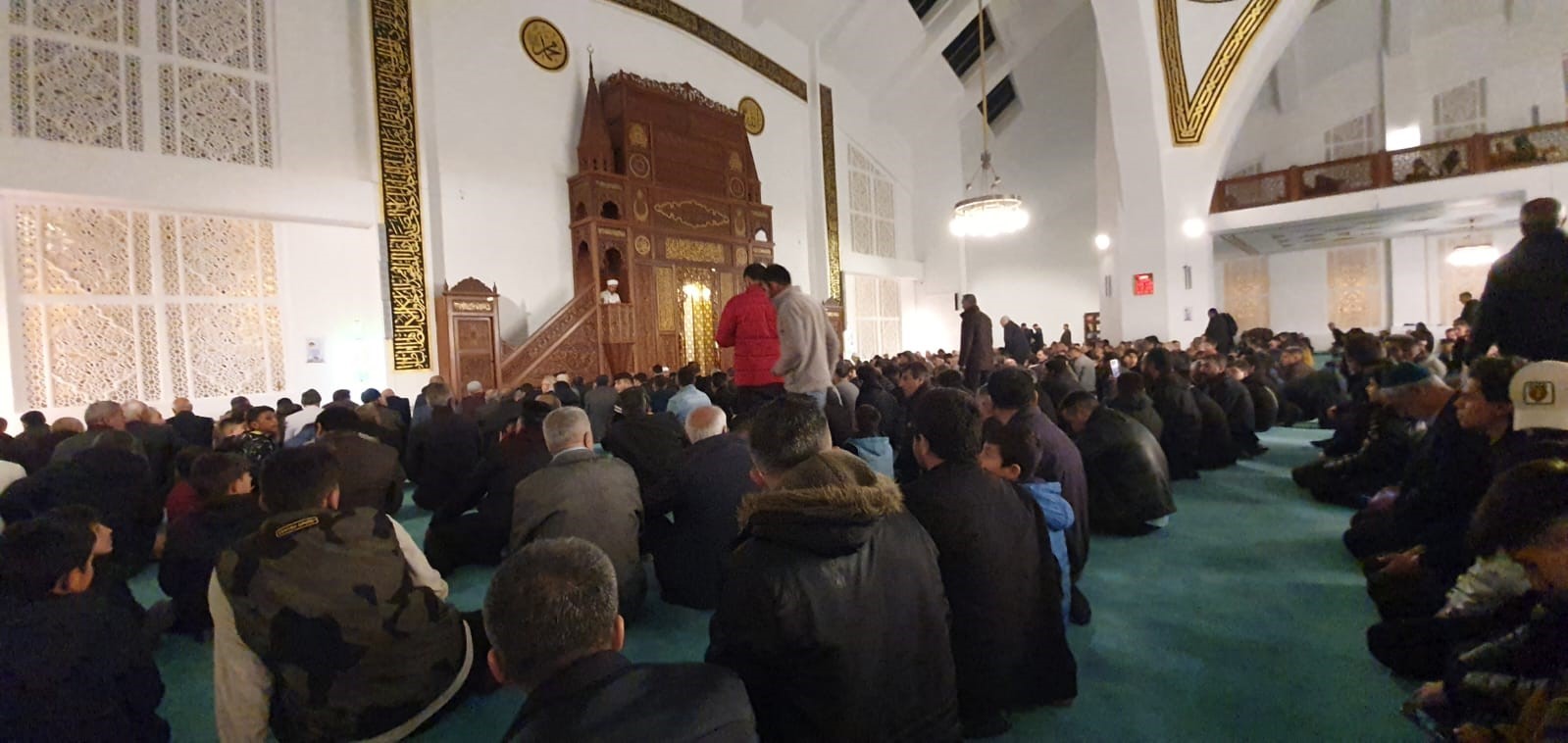 AĞRI'DA KADİR GECESİ DOLAYISIYLA VATANDAŞLAR, CAMİLERE AKIN ETTİ.