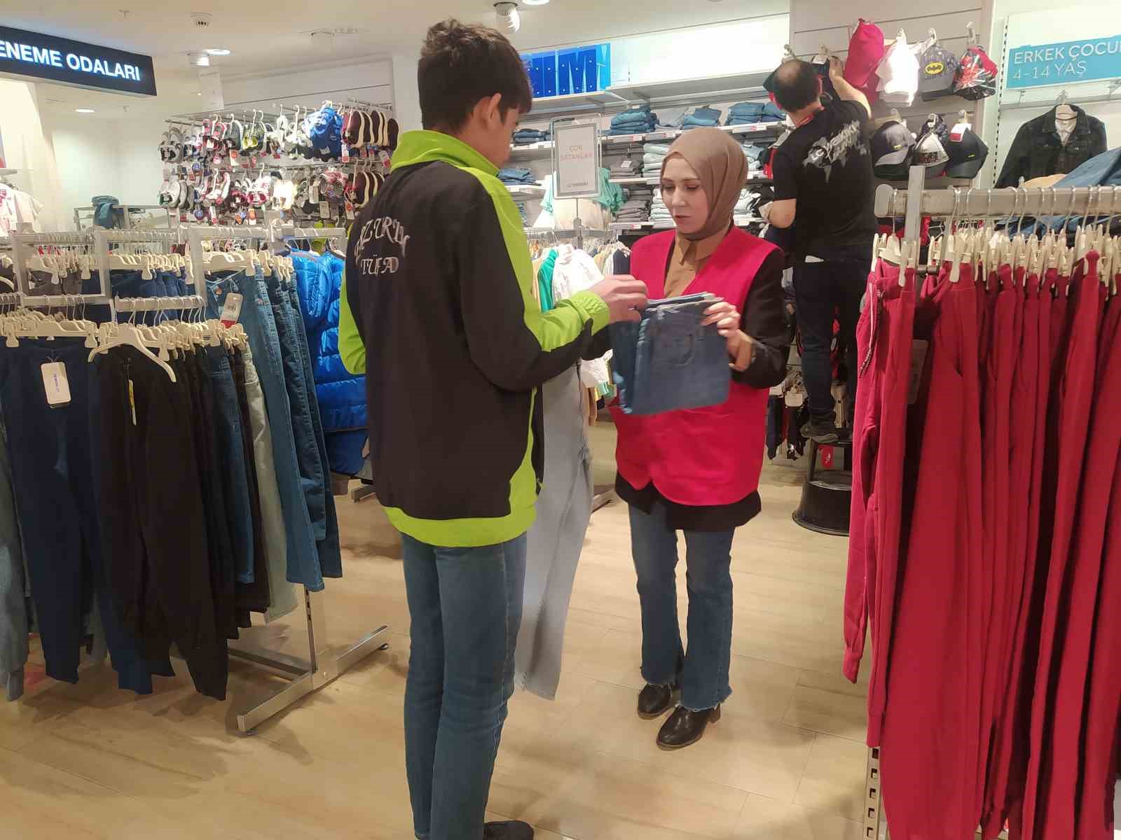 TÜRK KIZILAYI AĞRI ŞUBESİ GÖNÜLLÜLERİ, RAMAZAN BAYRAMI ÖNCESİ YETİM ÇOCUKLARA
