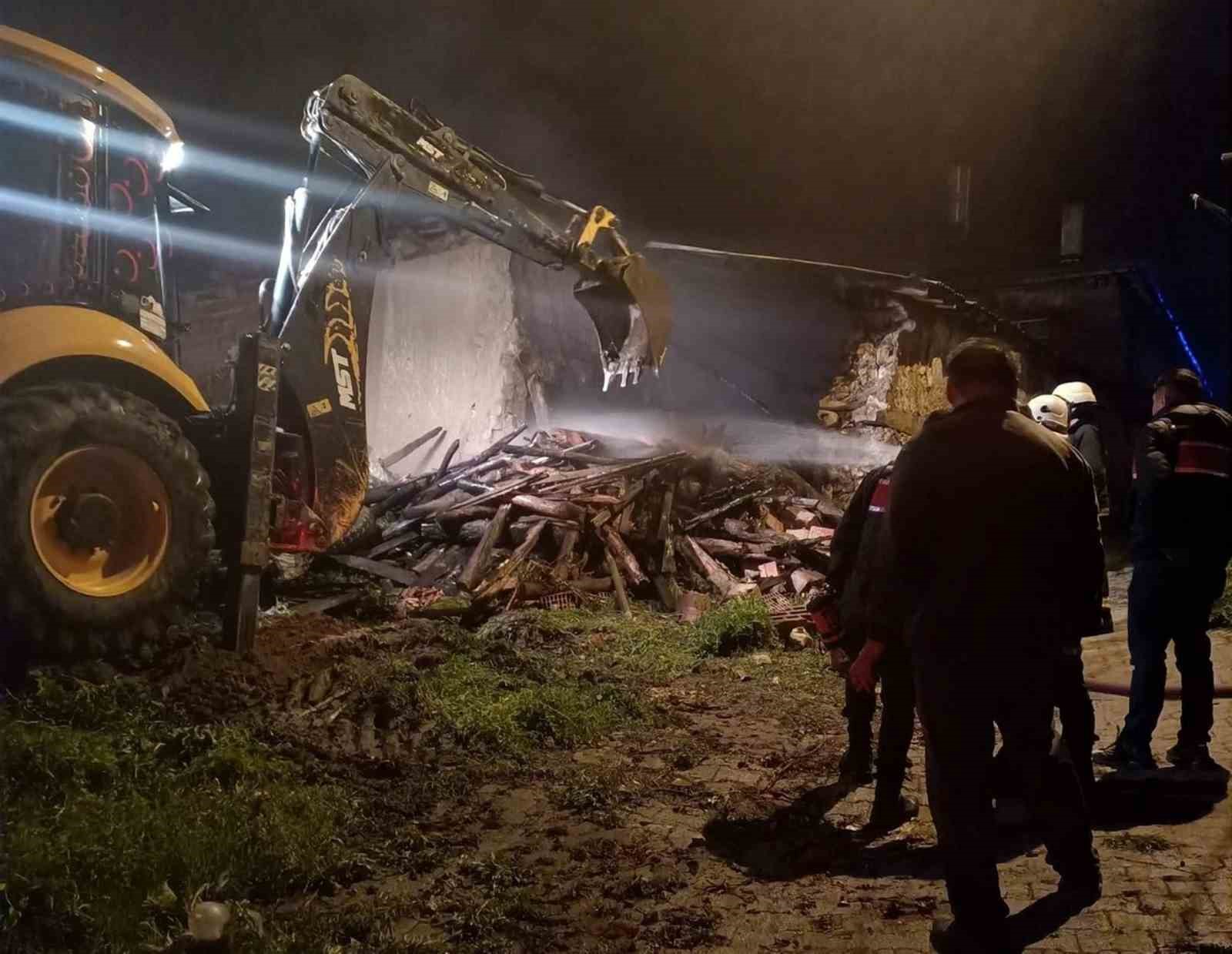 KONYA'NIN AHIRLI İLÇESİNDE BİR EVDE ÇIKAN YANGIN, İTFAİYE EKİPLERİ VE