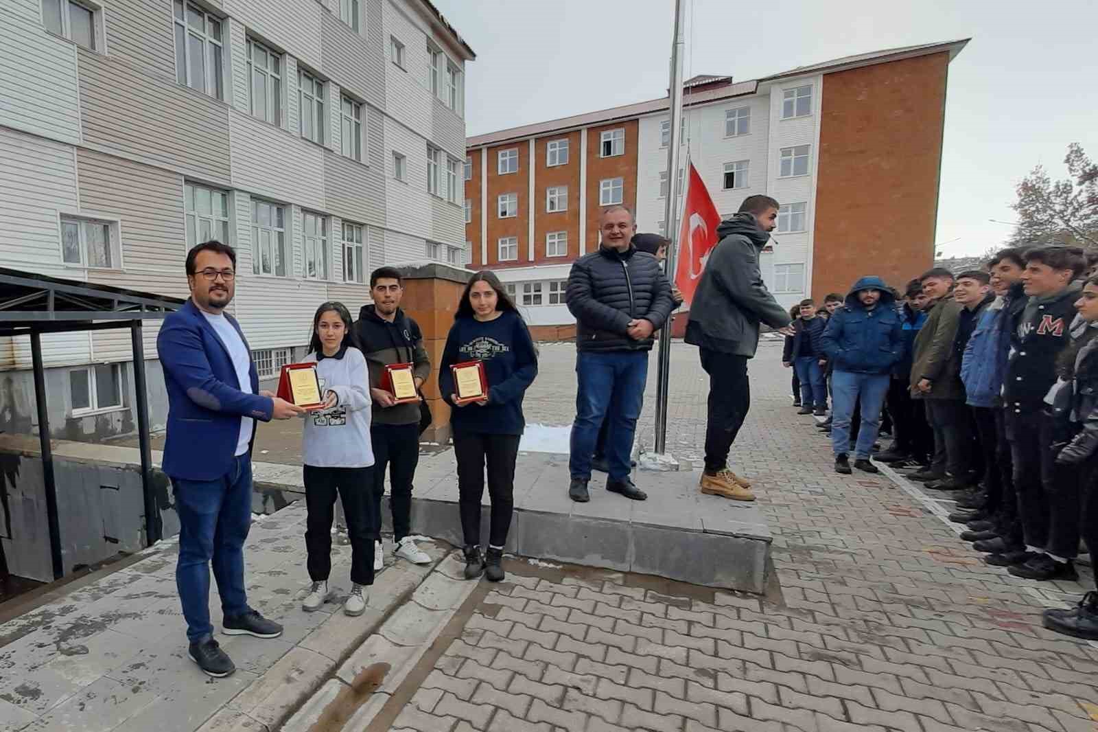 BİTLİS’İN AHLAT İLÇESİNDEKİ SELÇUKLU ANADOLU LİSESİ ÖĞRENCİLERİNİN "MİNİK HAFIZALARLA TARİHE