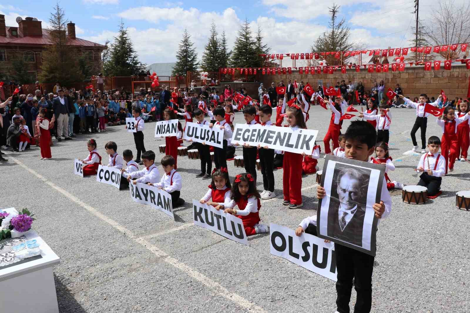 BİTLİS’İN AHLAT İLÇESİNDE 23 NİSAN ULUSAL EGEMENLİK VE ÇOCUK BAYRAMI
