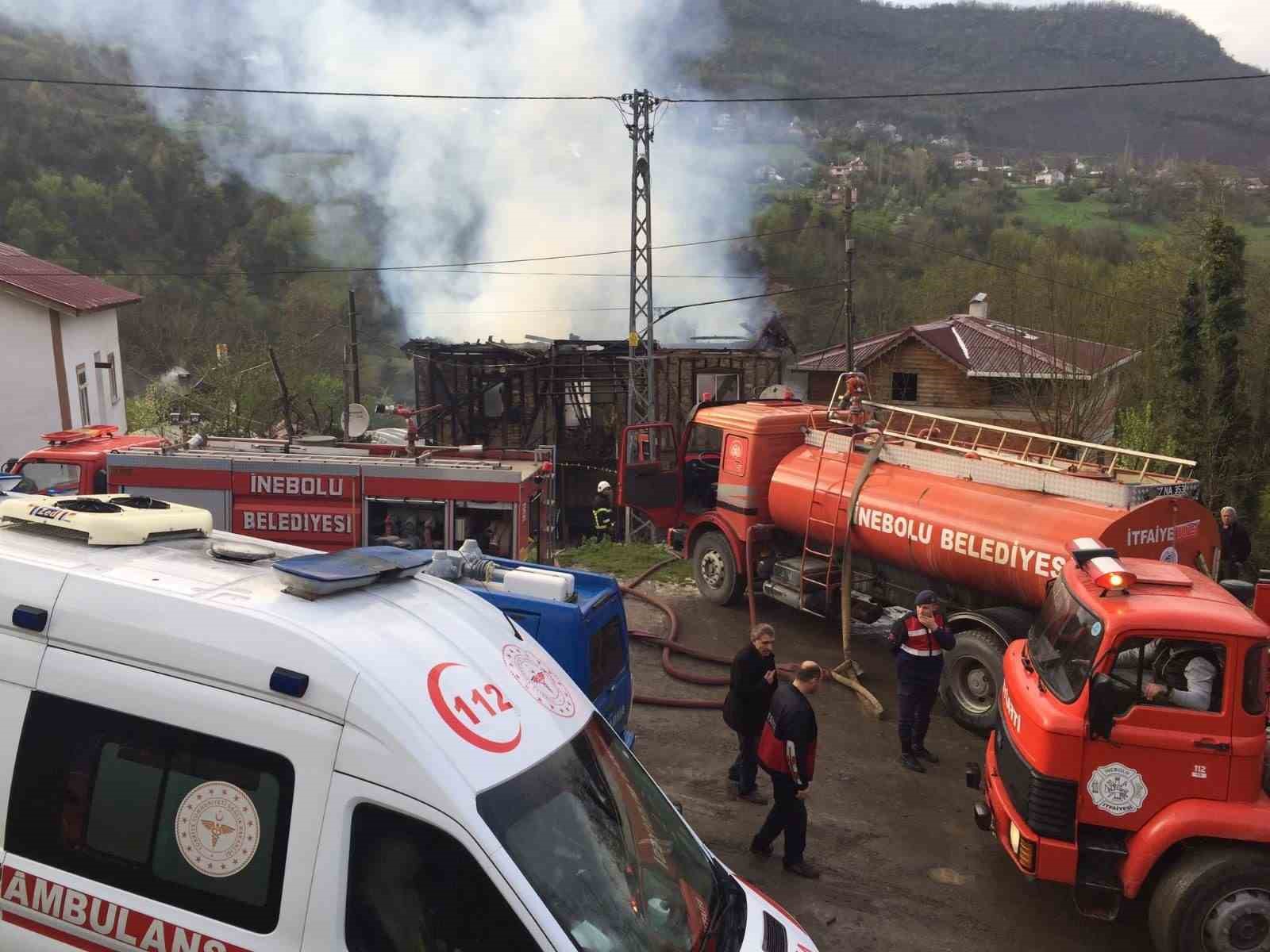 KASTAMONU’NUN İNEBOLU İLÇESİNDE 2 KATLI AHŞAP EVDE ÇIKAN YANGINDA 75