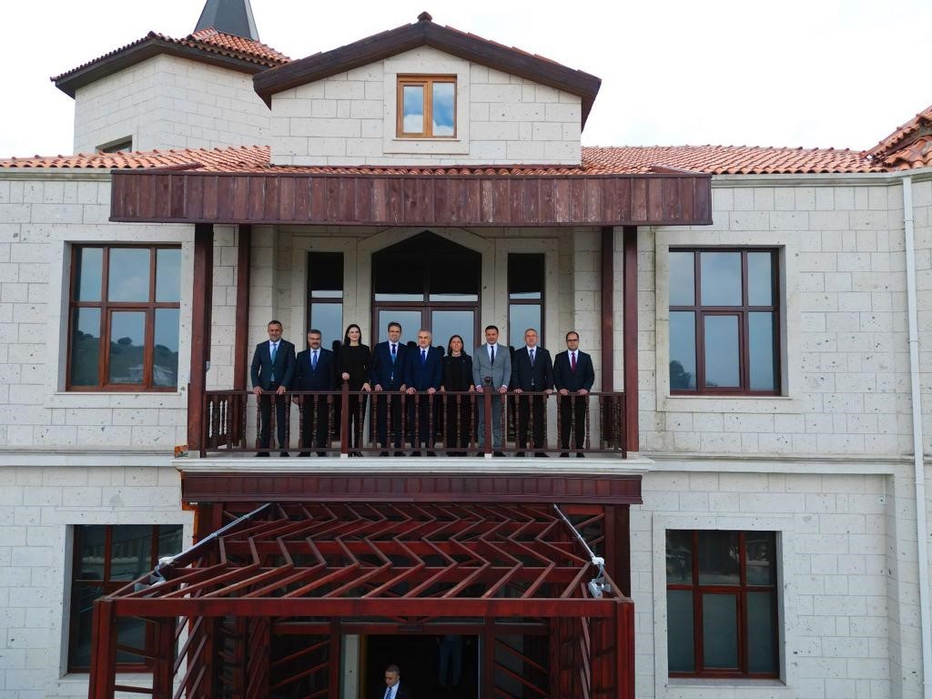 SEÇİM ÇALIŞMALARINA ADNAN MENDERES DEMOKRASİ MÜZESİ’NDEKİ BALKONDA HATIRA FOTOĞRAFI ÇEKTİREREK
