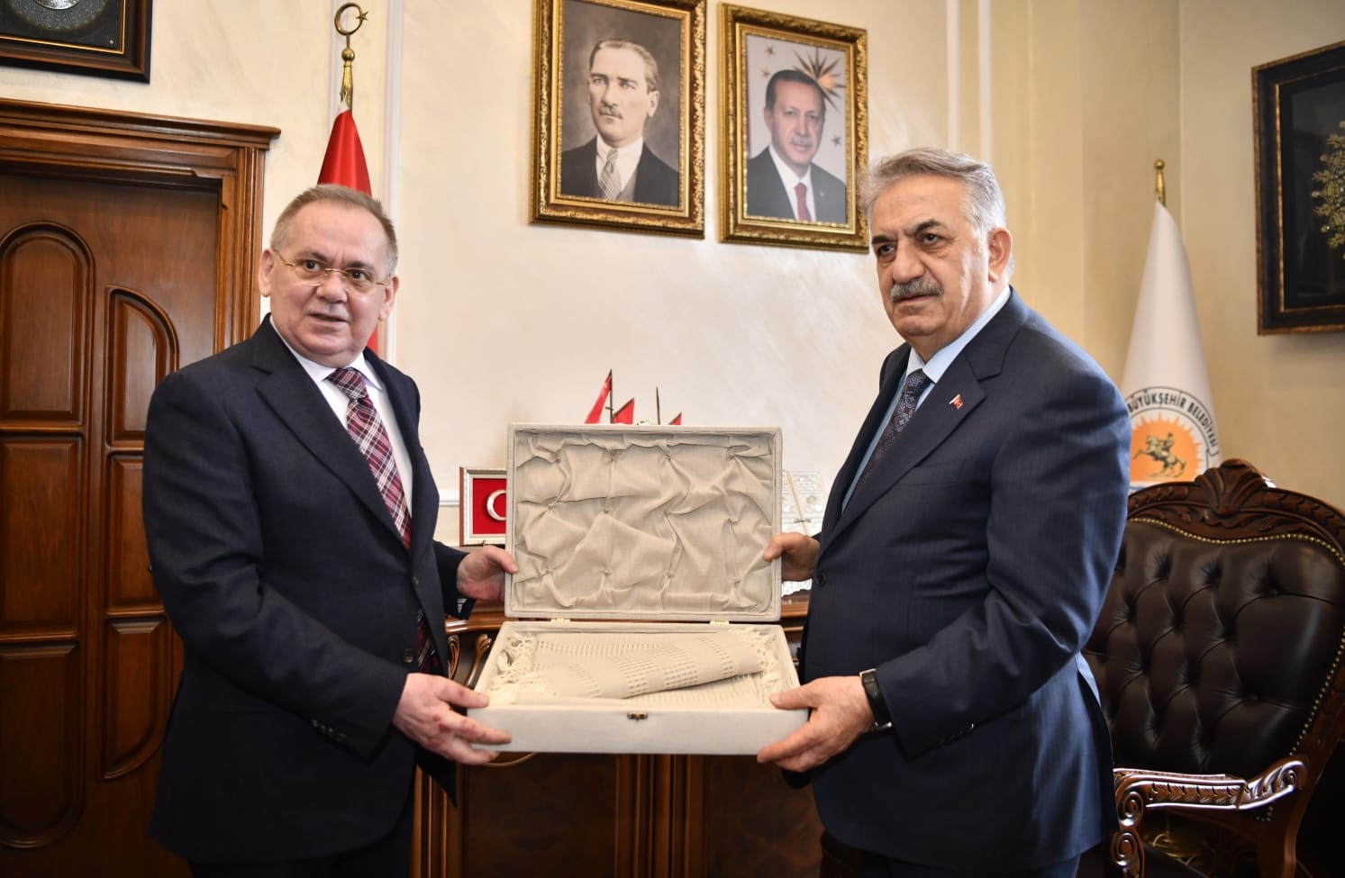 ZİYARET SONUNDA BAŞKAN DEMİR, YAZICI'YA KENEVİRDEN YAPILMIŞ ÇEŞİTLİ HEDİYELER TAKDİM