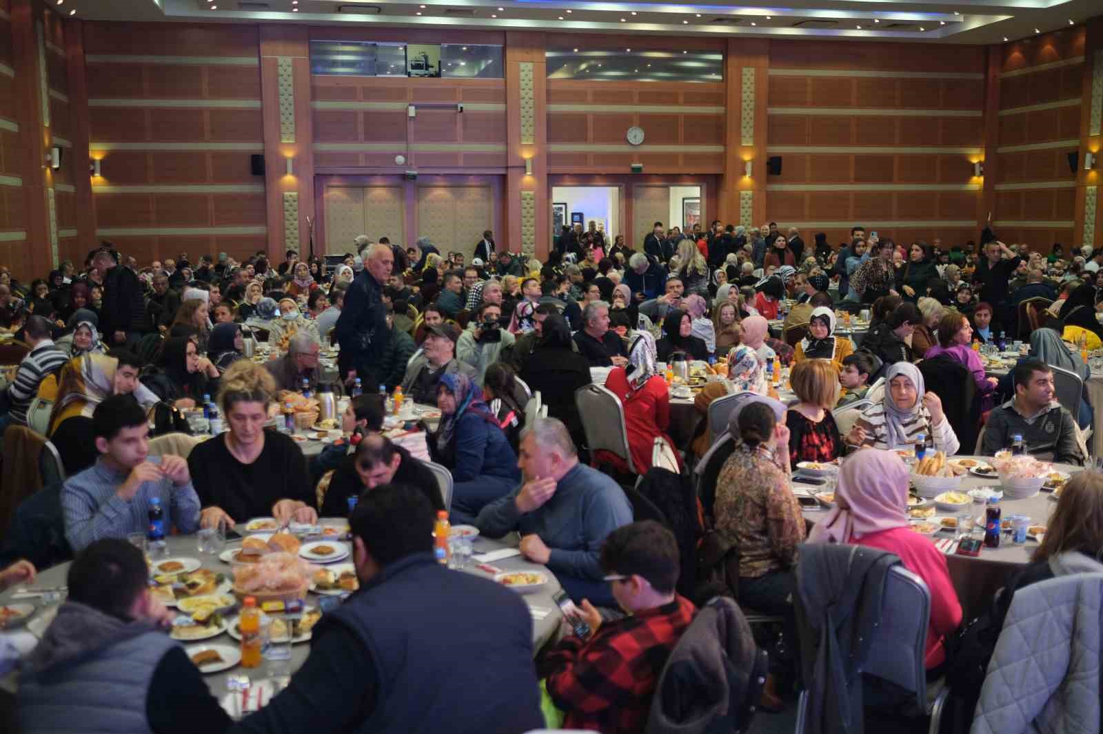 AK PARTİ İSTANBUL İL BAŞKANLIĞI’NDA ENGELLİLER VE AİLELERİ İÇİN ÖZEL